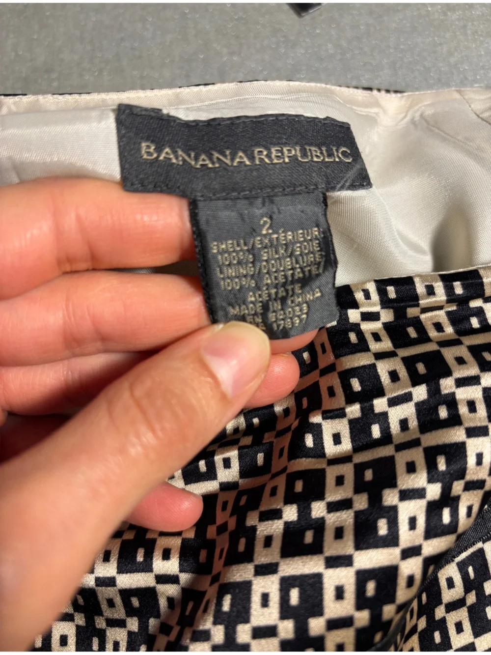 Vtg Banana Republic Silk Size 2 Black and Cream Patterned Women's Skirt